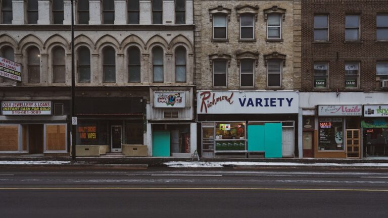 Photo Empty storefront